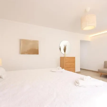 Dom wakacyjny Relax Just Outside Recently Renovated By Renthousing *