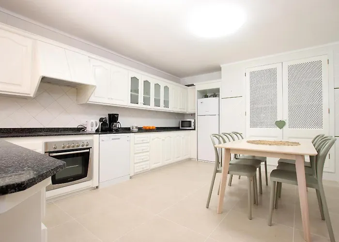 Relax Just Outside Recently Renovated By Renthousing Vakantiehuis *